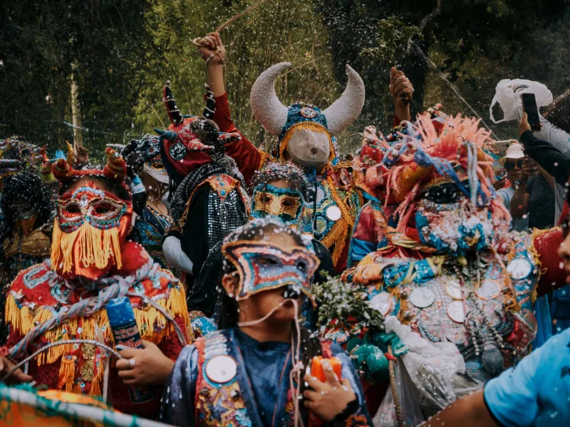 Participar para entender: los festivales donde el viajero deja de mirar y empieza a vivir