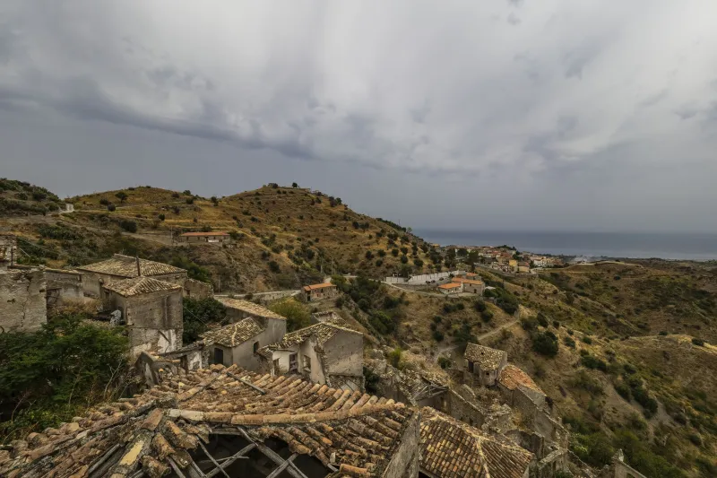 Leer entre ruinas: lo que los espacios abandonados enseñan cuando te quedas en silencio